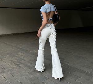 恵比寿ヴァレラのバイト情報を調べる女性